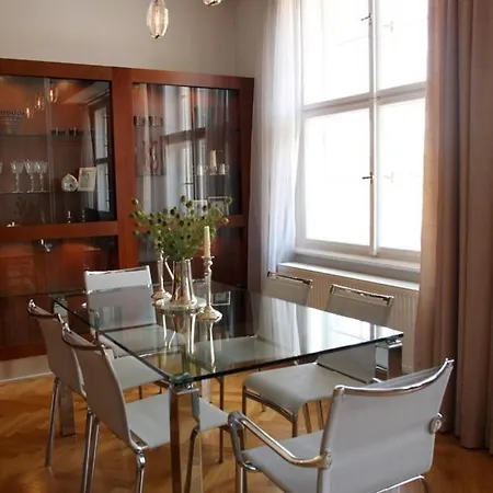 Spacious Elegance In The Heart Of Old Town 아파트