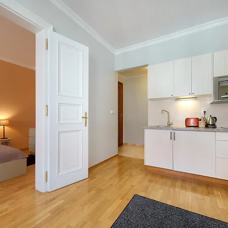 Hunger Aparthotel