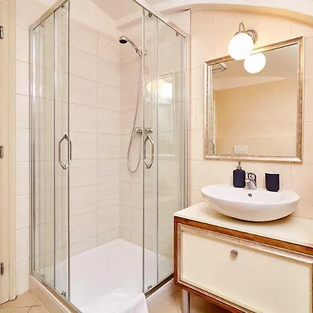 Golden Three Crowns Apartamento