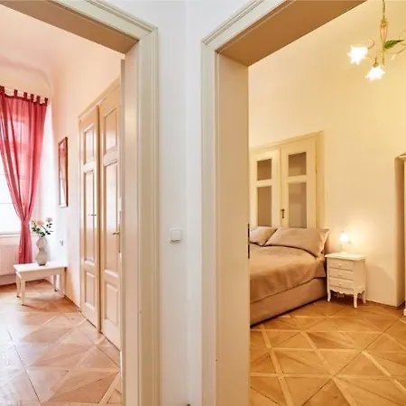 Golden Three Crowns Apartamento *