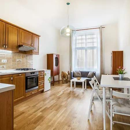 Old Town Apartment *