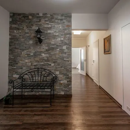 Unique Charles Bridge 2bdr Apartment. Praga