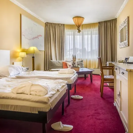 St. Tropez מלון 4*