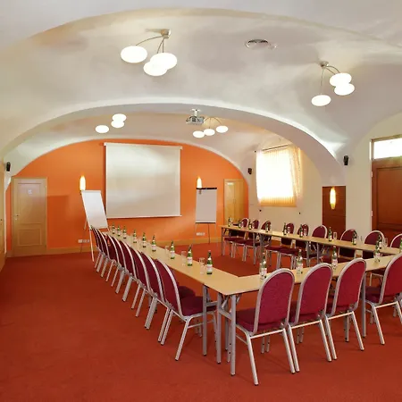 Chvalská Tvrz 3*