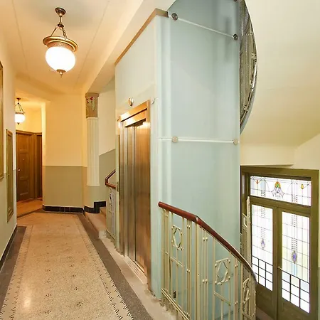 아파트 Spacious Elegance In The Heart Of Old Town *