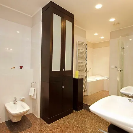 Spacious Elegance In The Heart Of Old Town 아파트