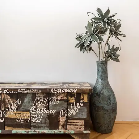 Outstanding In Center Apartment *
