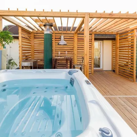 Romantic With Jacuzzi Apartment