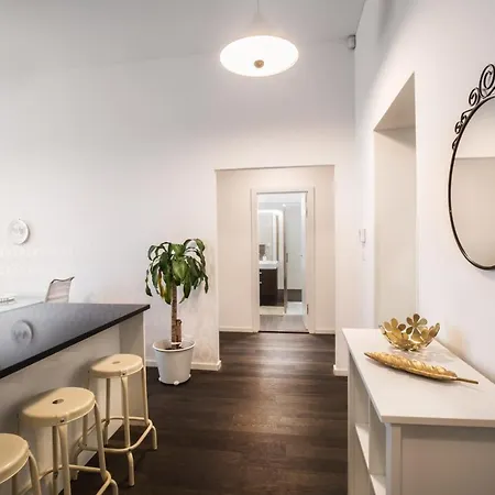 Luxury Modern Designed Oldtown Apartment *