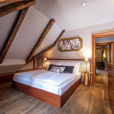 Miss Sophie's Charles Bridge Szálloda 4*