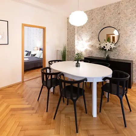 Luxury In Prime Location Apartment *
