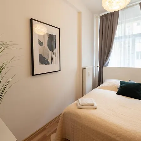 Luxury In Prime Location Apartment *