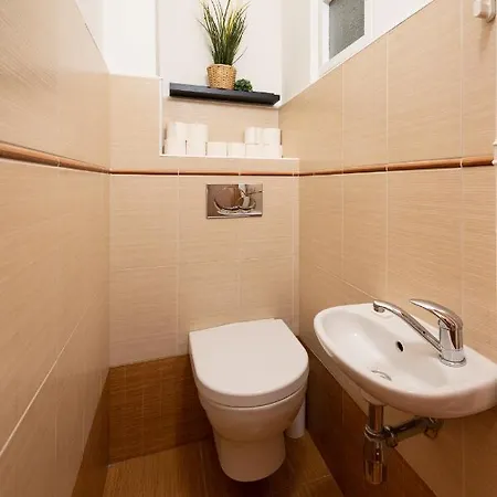 Luxury In Prime Location Apartment