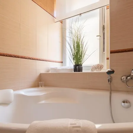 Luxury In Prime Location *