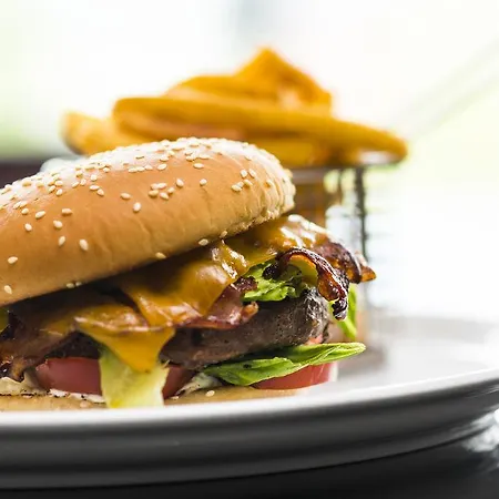 Courtyard By Marriott Airport מלון פראג