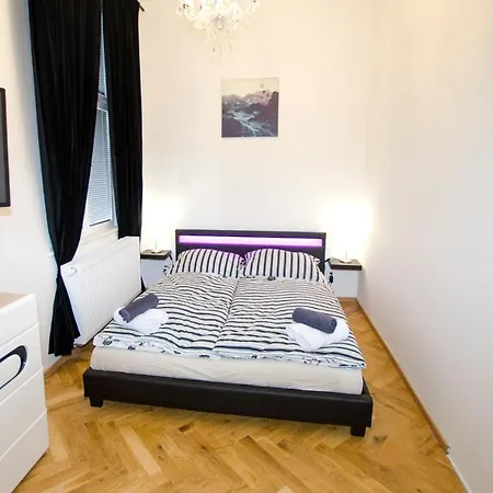 Globe Adults Only Prag