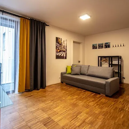 Modern With Balcony And Garage 아파트 프라하
