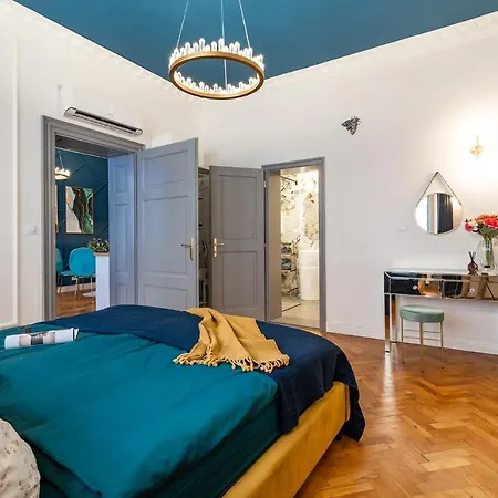 Charles Bridge By Riverside Apartment *