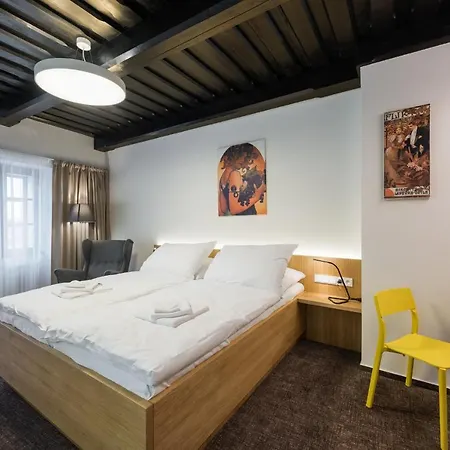 Fancy By Castle Apartment *