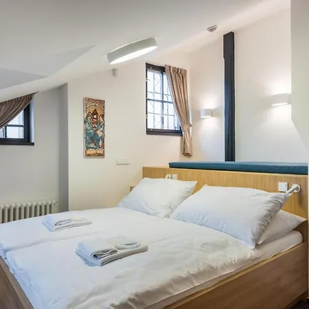 Fancy By Castle Apartment