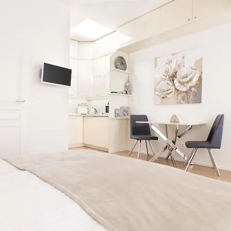 Cozy&quiet With A/c In Centre Apartment