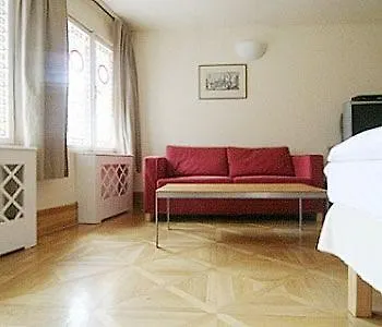 Mostecká 12 Praga