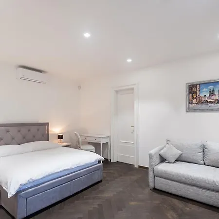Palace Dlouha - Old Town Apartment