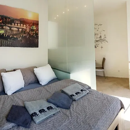 Onsite Free Garage Parking, 10min Centre By Bus Apartament Praga