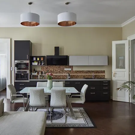 Homey In Lesser Town By Days Apartman