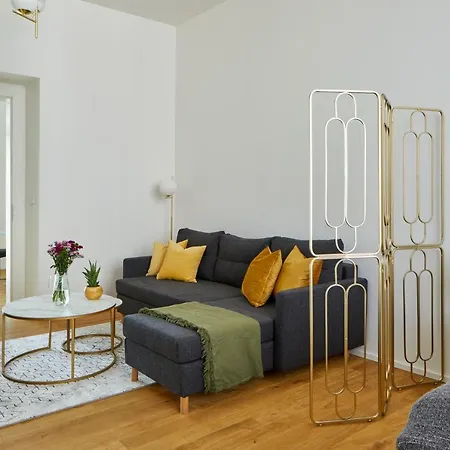 Deluxe In New Town By Days Praga