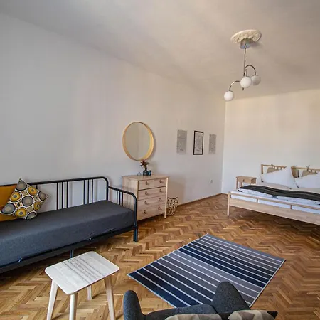 Super Billiard And Darts Big Apartment