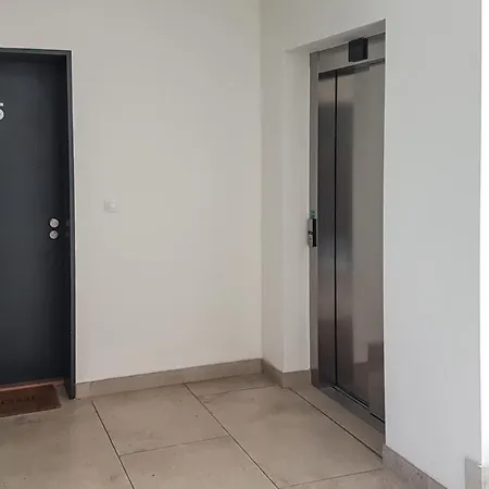 Apartament Onsite Free Garage Parking, 10min Centre By Bus