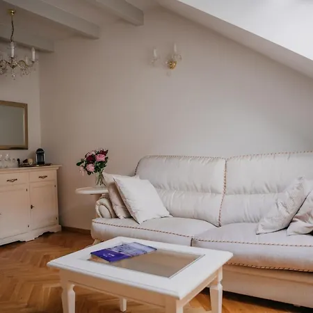 High Heaven Valentinska Apartment