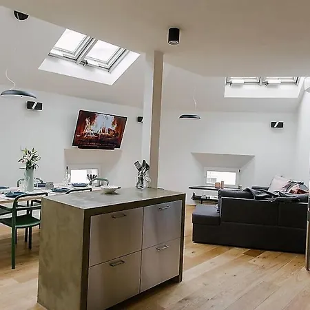 Huge 3-bed Duplex W Sauna, Jacuzzi, Terrace & Ac * Prague