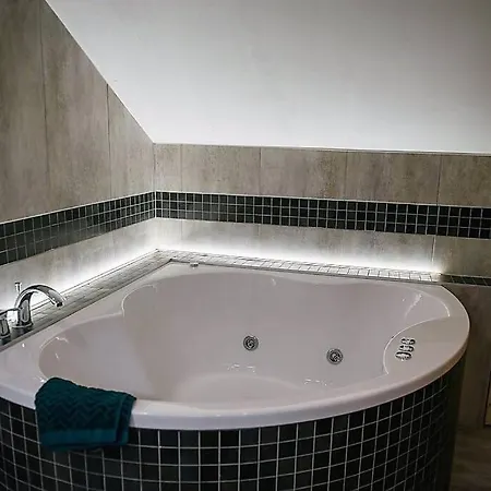 Huge 3-bed Duplex W Sauna, Jacuzzi, Terrace & Ac