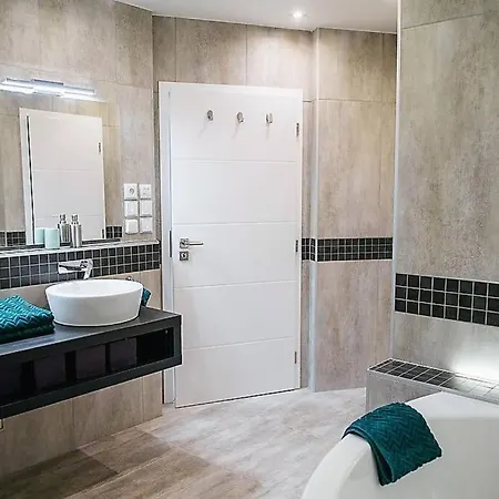 Apartment Huge 3-bed Duplex W Sauna, Jacuzzi, Terrace & Ac Prague