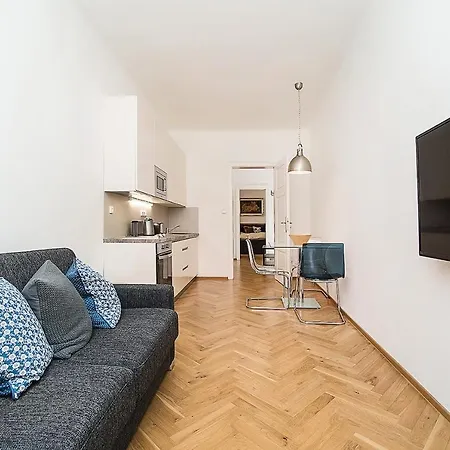Newly Renovated 1-bed At Charles Bridge * Prag