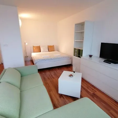 Golden Family Apartment *