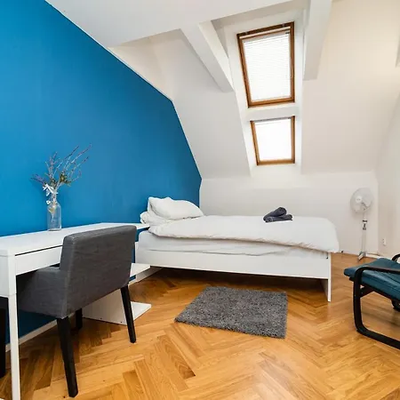 Apartment Central, Spacious, Modern 5 Bedrm Duplex W/balcony