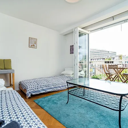 Apartment Central, Spacious, Modern 5 Bedrm Duplex W/balcony