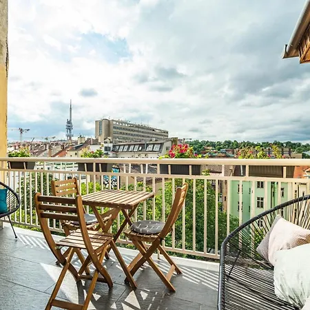 Central, Spacious, Modern 5 Bedrm Duplex W/balcony
