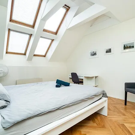 Central, Spacious, Modern 5 Bedrm Duplex W/balcony