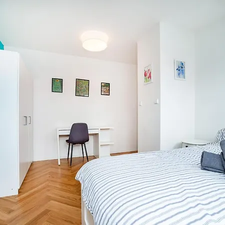 Central, Spacious, Modern 5 Bedrm Duplex W/balcony Apartment
