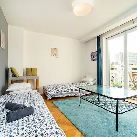 Central, Spacious, Modern 5 Bedrm Duplex W/balcony
