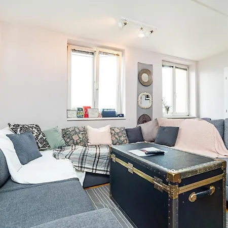 Central, Spacious, Modern 5 Bedrm Duplex W/balcony Apartment *