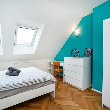 Central, Spacious, Modern 5 Bedrm Duplex W/balcony