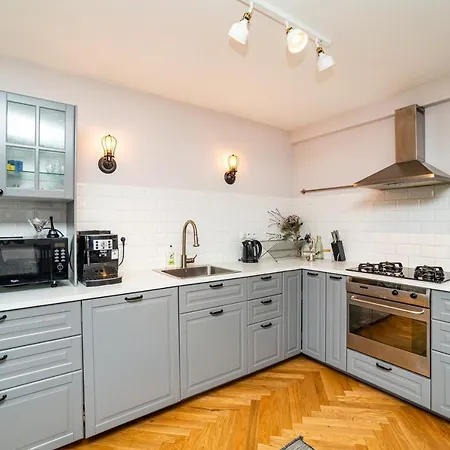 Apartment Central, Spacious, Modern 5 Bedrm Duplex W/balcony Prague