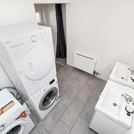 Apartmán Central, Spacious, Modern 5 Bedrm Duplex W/balcony