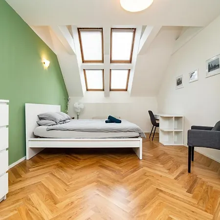Central, Spacious, Modern 5 Bedrm Duplex W/balcony Apartment