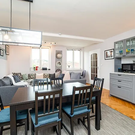 Apartment Central, Spacious, Modern 5 Bedrm Duplex W/balcony *